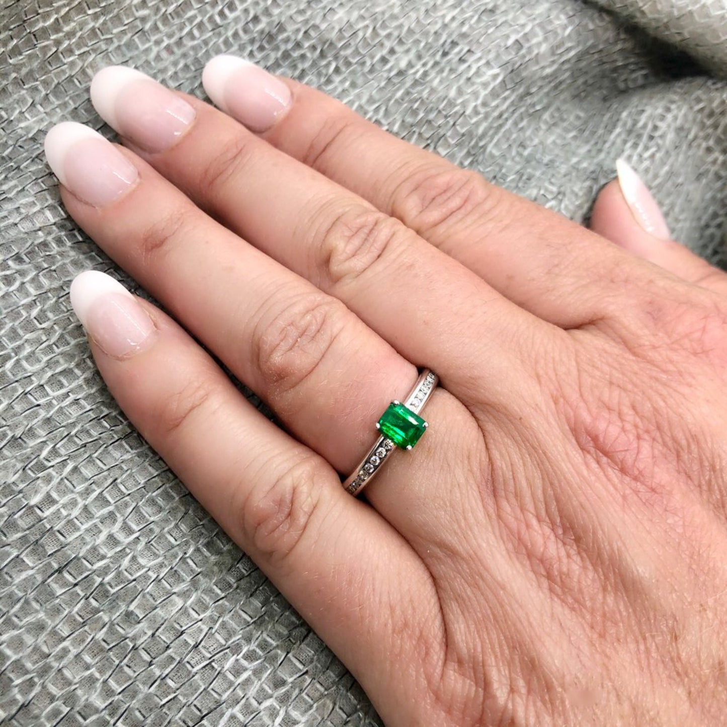 Anillos de compromiso clásicos con esmeralda natural para mujer, anillo minimalista con esmeralda delicada, anillo de bodas con esmeralda verde, anillo llamativo de aniversario