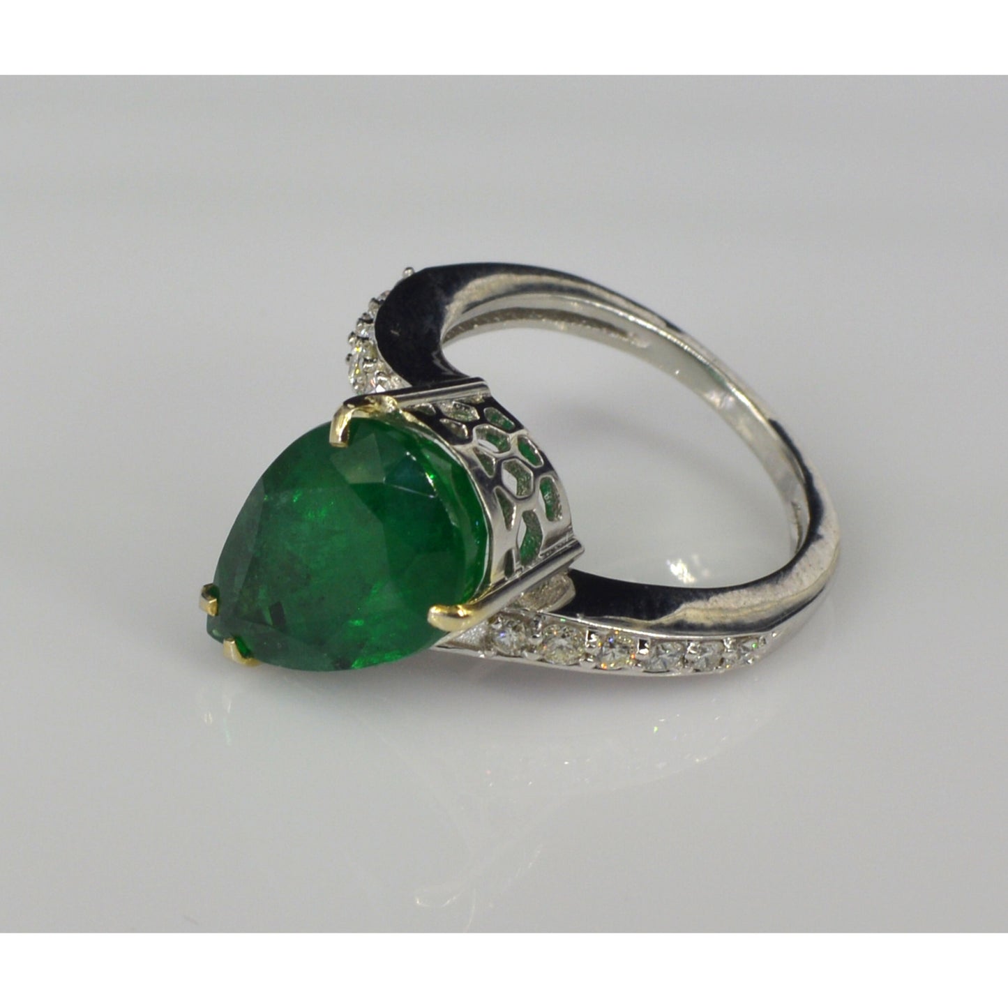 Antiker Verlobungsring mit natürlichem Smaragd im Birnenschliff, Art Deco Smaragd Statement Ring, Smaragd und Diamant Ehering für Sie