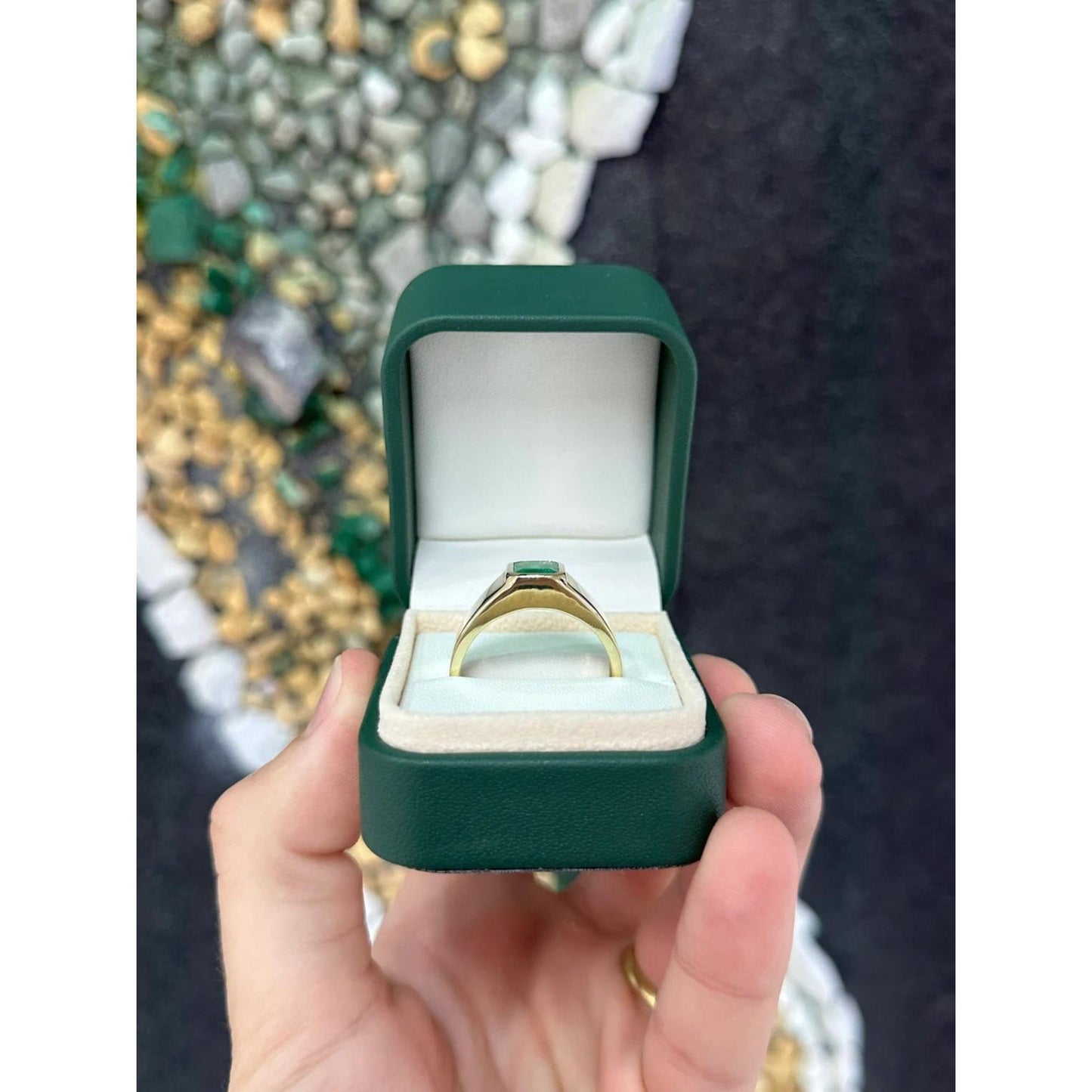 Alianza de boda minimalista con esmeralda para ella, anillo exclusivo con esmeralda natural, anillo de oro con esmeralda